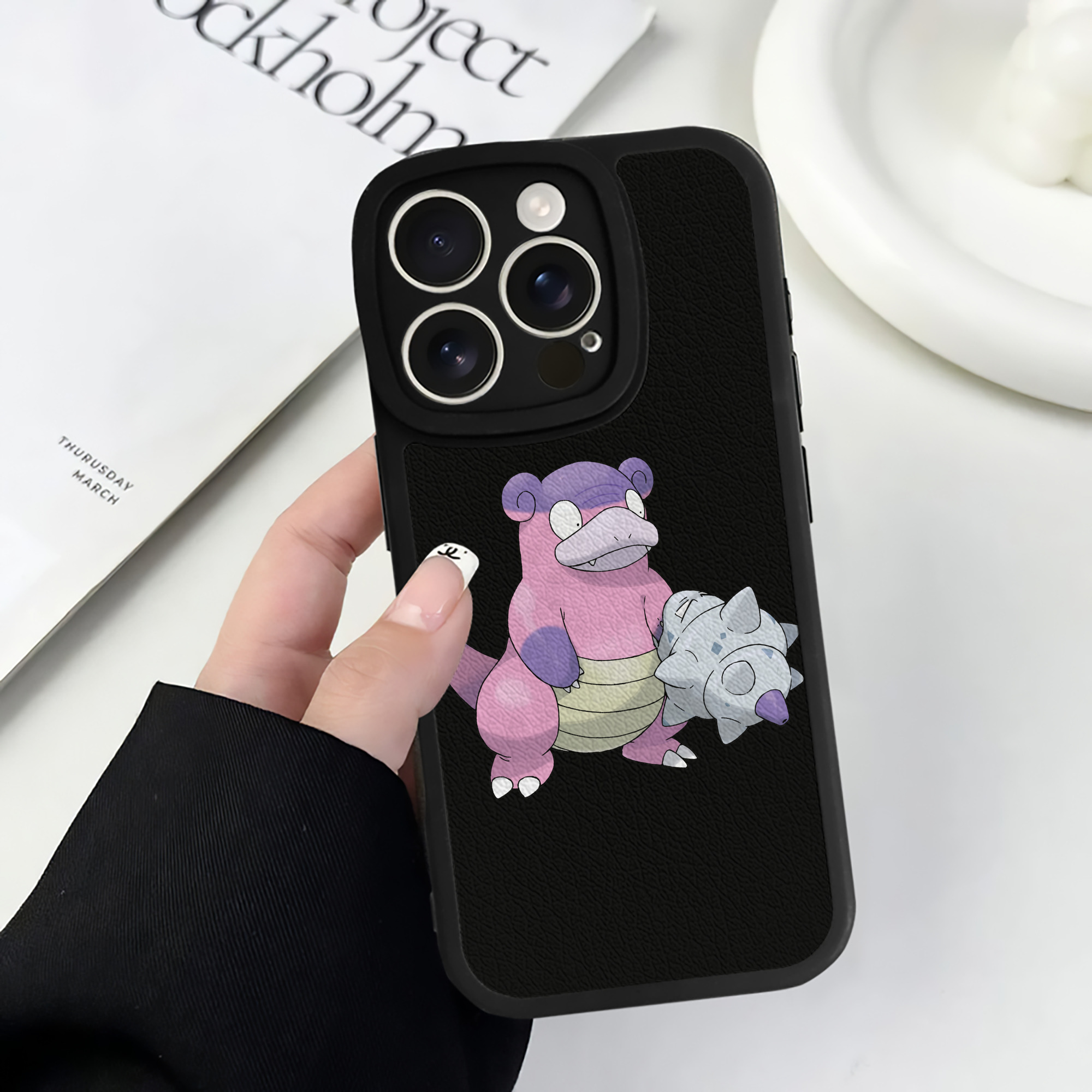 （画像用） ポケットモンスター Pokémon 【iPhone 16シリーズ対応】シリコンスマホケース（レザー調） 材質：シリコン